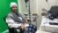 Ustaz Fahmi Zubir menyampaikan materi Kajian Subuh dari studio di Masjid Imaam Center (foto: Karlina/VOA).