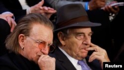 The singer and musician of the Irish band U2, Bono, and Paul Pelosi, husband of the former speaker of the US House of Representatives, Nancy Pelosi, listen from a box office to President Joe Biden's speech on the State of the Union, in Washington , on February 7, 2023