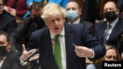 PM Boris Johnson berbicara di depan parlemen Inggris di London, Rabu (19/1). 