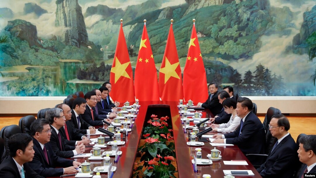 Chủ tịch Trung Quốc Tập Cận Bình (thứ 3 bên phải) hội đàm với Thủ tướng Việt Nam Nguyễn Xuân Phúc (thứ 4 bên trái) tại Đại lễ đường Nhân dân ở Bắc Kinh, 13/9/2016.