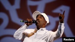 FILE - Rap musician Kurtis Blow performs during a rehearsal for "The Hip Hop Nutcracker" at the United Palace Theater in New York City, November 18, 2015. Hip hop is getting its very own museum in its REUTERS/Mike Segar)