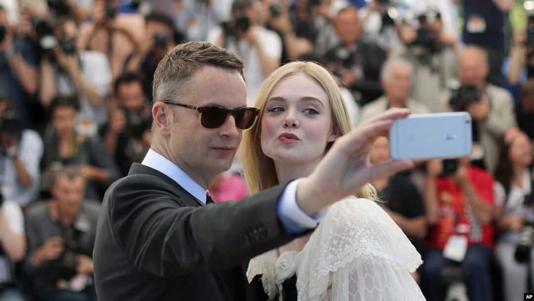 Sutradara Nicolas Winding Refn dan aktris Elle Fanning berpose selfie dalam sesi foto untuk film 'The Neon Demon' di Festival Film Cannes ke-69, di selatan Perancis, 20 Mei 2016.