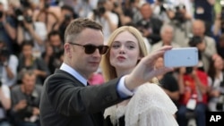 Sutradara Nicolas Winding Refn dan aktris Elle Fanning berpose selfie dalam sesi foto untuk film 'The Neon Demon' di Festival Film Cannes ke-69, di selatan Perancis, 20 Mei 2016.