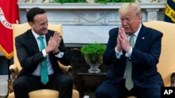 Tổng thống Trump và Thủ tướng Ireland Leo Varadkar bông đùa về chuyện không bắt tay trong cuộc gặp ở Nhà Trắng hôm 12/3.