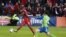 Armando Cooper de Toronto FC, à gauche, et Cristian Roldan des Seattle Sounders lors d'un match de MLS, USA, le 9 décembre 2017.