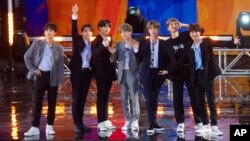 Kelompok band terkenal Korea Selatan, BTS, saat tampil di Central Park, New York, Mei tahun lalu. 