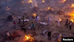 Orang-orang mengantre untuk mengkremasi korban meninggal akibat COVID-19, di tempat krematorium di New Delhi. India mencatat rekor jumlah harian kasus COVID-19 tertinggi di dunia (Foto: REUTERS / Danish Siddiqui).