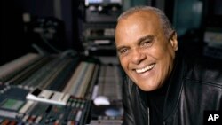 ARHIVA - Hari Belafonte u studiju u Njujorku, 1. novembra 2001. (Foto: AP/Leslie Hassler)