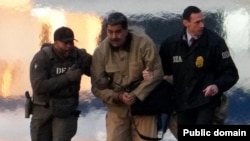 베네수엘라의 독재자 니콜라스 마두로가 맨해튼에서 수갑을 찬 채 헬리콥터에서 내리는 모습.