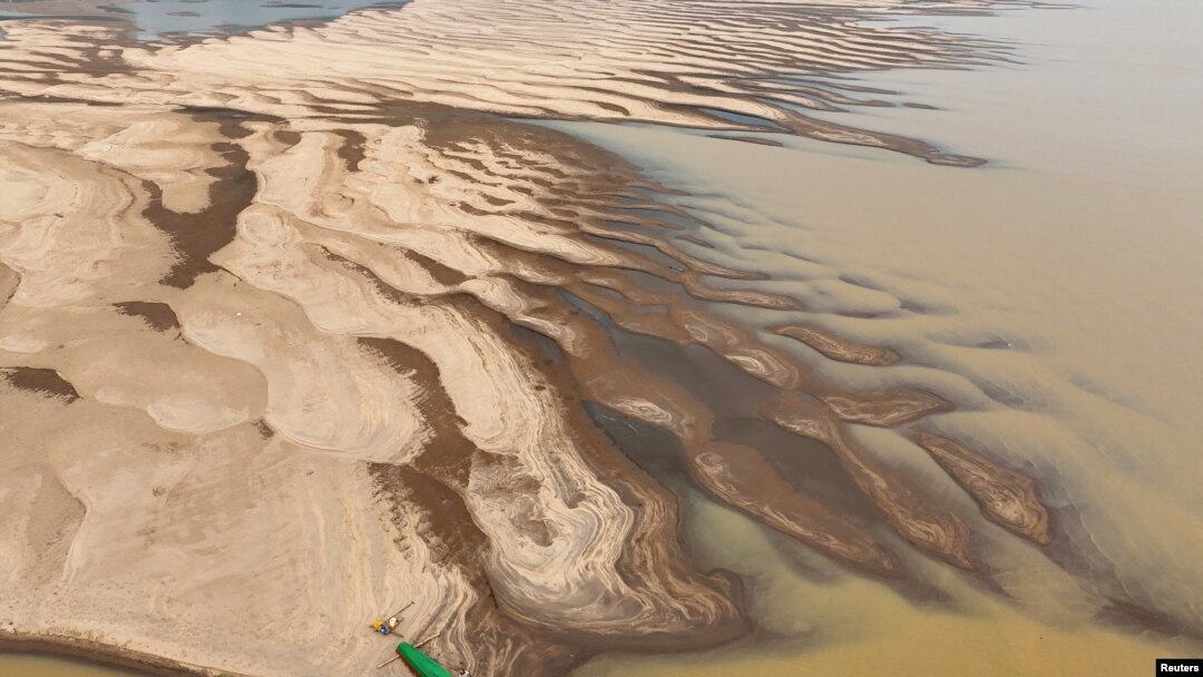 Pemandangan dari atas yang menunjukkan kekeringan yang melanda Sungai Madeira di wilayah Reis Santo Vieira da Silva, Brazil, pada 7 September 2024. (Foto: Reuters/Bruno Kelly)