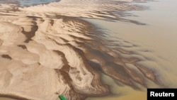 Pemandangan dari atas yang menunjukkan kekeringan yang melanda Sungai Madeira di wilayah Reis Santo Vieira da Silva, Brazil, pada 7 September 2024. (Foto: Reuters/Bruno Kelly)