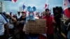 Manifestantes protestan contra un contrato del gobierno panameño con una filial de una minera canadiense en Ciudad de Panamá el 24 de noviembre de 2023.