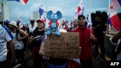 Manifestantes protestan contra un contrato del gobierno panameño con una filial de una minera canadiense en Ciudad de Panamá el 24 de noviembre de 2023.