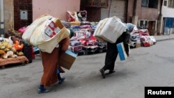 Femmes marocaines transportant des marchandises à Beni Ansar, au Maroc, le 18 juillet 2017.