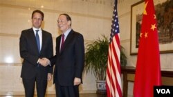 Menkeu AS, Timothy Geithner (kiri) berjabat tangan dengan Wakil Presiden Tiongkok Wang Qishan di Wisma Diaoyutai, Beijing (10/1).