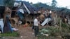 一名男子正在緬甸萊扎查看一個流離失所者營地在空襲和炮擊後被摧毀的房屋。（2023年10月10日）