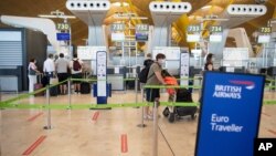 Para penumpang tampak sepi di bandara internasional Madrid, Spanyol di tengah pandemi Covid-19 (foto: dok). 