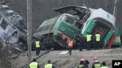 波蘭列車相撞事故現場﹐車廂傾覆。