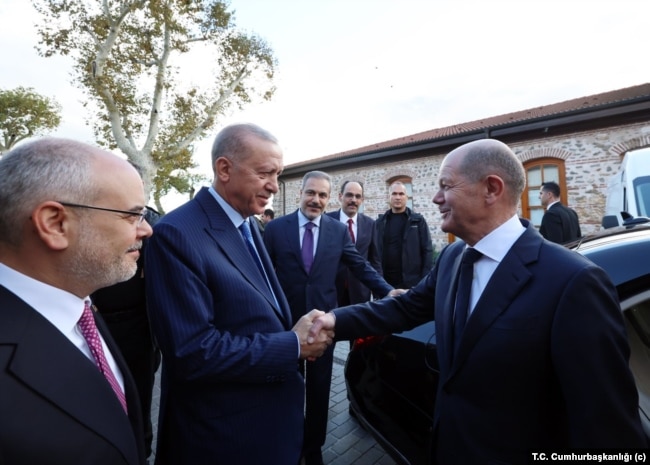 Erdoğan ve Scholz İstanbul Dolmabahçe Çalışma Ofisi'nde görüştüler, toplantıya Dışişleri Bakanı Hakan Fidan da katıldı.