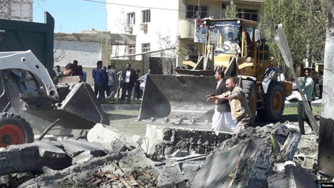 ARCHIVO - Vista general de los daños después de que una bomba dentro de un automóvil explotara frente a una comisaría de policía en Chabahar, Irán, el 6 de diciembre de 2018.