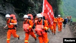 Regu penolong berlari menuju wilayah Baoxing yang terisolasi, sehari gempa mengguncang Ya'an, propinsi Sichuan (21/4).