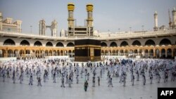 Para jemaah haji di sekitar Kabah saat pelaksanan puncak ibadah Haji, Jumat, di Mekkah, Jumat, 31 Juli 2020. (Foto: AFP)