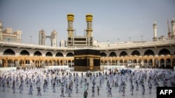 Para jemaah haji di sekitar Kabah saat pelaksanan puncak ibadah Haji, Jumat, di Mekkah, Jumat, 31 Juli 2020. (Foto: AFP)