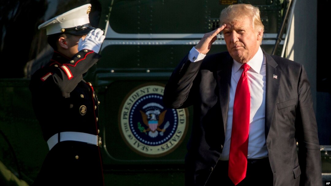 Presiden Donald Trump tiba di sisi selatan halaman Gedung Putih, Washington DC, 18 April 2017. (AP Photo/Andrew Harnik)