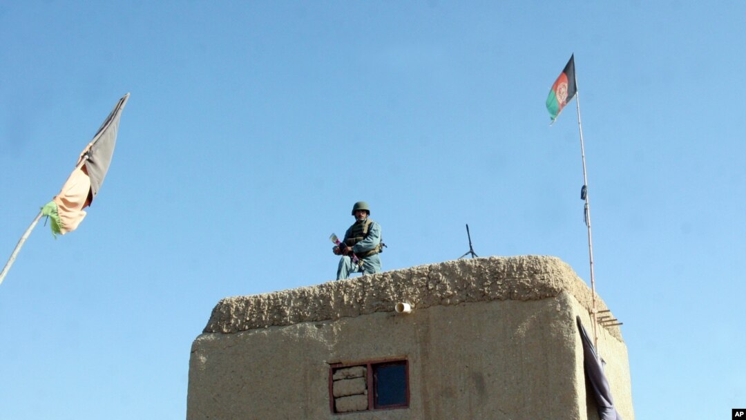 Seorang prajurit Afghanistan berjaga-jaga di titik pemeriksaan di distrik Nad Ali, provinsi Helmand, Afghanistan, 22 Desember 2015.