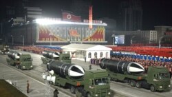 북한이 지난 1월 노동당 제8차 대회 기념 열병식에서 '북극성-5ㅅ'이라고 적힌 신형 잠수함발사탄도미사일(SLBM)을 공개하고 있다.