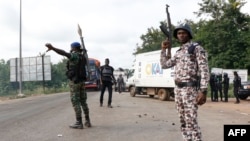 Des gendarmes et des policiers de Côte d'Ivoire montent la garde dans une rue à Bouaké, le 23 mai 2017.