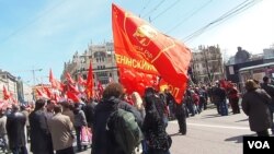 2013年五一节时，俄共支持者手举列宁头像红旗在莫斯科市中心集会。