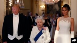 Presiden AS Donald Trump dan ibu negara Melania ketika diterima Ratu Elizabeth II di Buckingham Palace, London, Senin (3/6). 