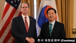  2026년 1월 15일 스콧 베센트 미 재무장관(사진 왼쪽)과 구윤철 부총리가 만나 악수하고 있다.