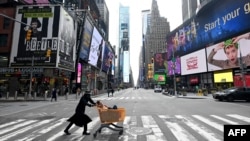 Seorang pria melintasi jalan di Times Square di Manhattan di New York City. Ekonomi AS mengalami resesi selama dua bulan pada 2020. (Foto: AFP)