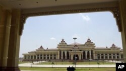 Suasana di luar gedung parlemen Burma di Naypyitaw (23/4). Partai Aung San Suu Kyi menolak hadir dalam pembukaan sidang parlemen hari ini terkait sengketa kata dalam sumpah jabatan.