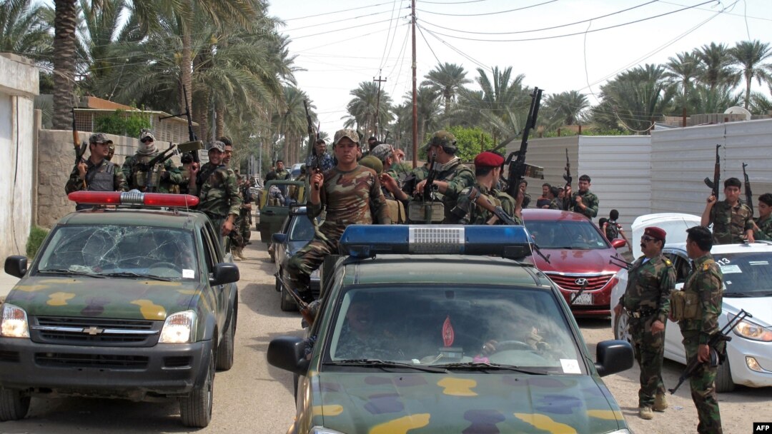 Polisi dan tentara Irak di Ramadi, ibukota provinsi Anbar, setelah menyita kendaraan pemberontak militan (29/3). (AFP/Azhar Shallal)