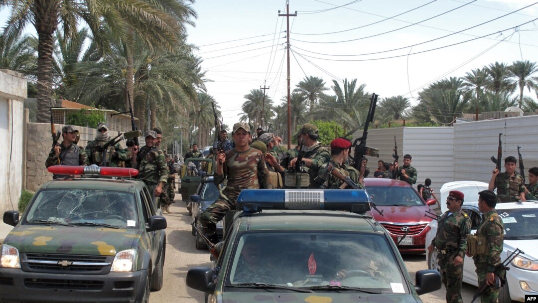 Polisi Irak berkeliling kota Ramadi, ibukota propinsi Anbar, Baghdad barat para 29 Maret 2014 setelah menangkap mobil yang diduga milik laskar militan.