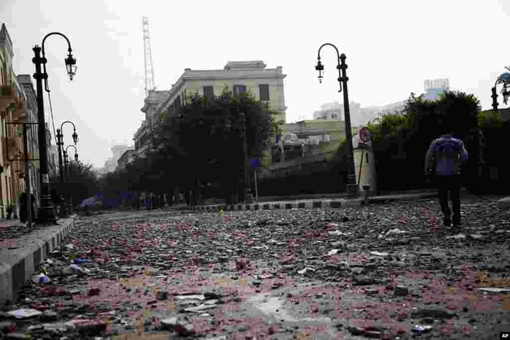 A street near Tahrir Sqaure covered in rubble from a night of clashes between protesters and the police. (VOA - Y. Weeks)