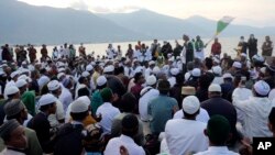 Indonesian Muslim men pray during a special prayer for the victims of earthquake and tsunami at Talise beach in Palu, Central Sulawesi, Indonesia, Oct. 5, 2018. 