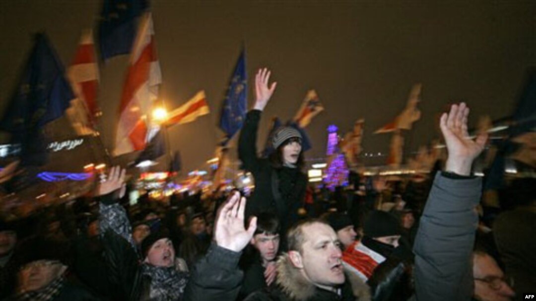 Dekabrdagi saylov natijalariga ko’ra, xalqning 80 foizi amaldagi prezident, davlatni 1994 yildan beri boshqarib kelayotgan Aleksandr Lukashenkoga ovoz bergan. Bu xulosa poytaxtda yirik namoyishlar, militsiya bilan to’qnashuv va ayovsiz do’pposlash, qamash