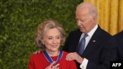 Hillary Clinton recibe la Medalla de la Libertad del presidente de los Estados Unidos, Joe Biden, durante una ceremonia en la Casa Blanca en Washington, el 4 de enero de 2025.