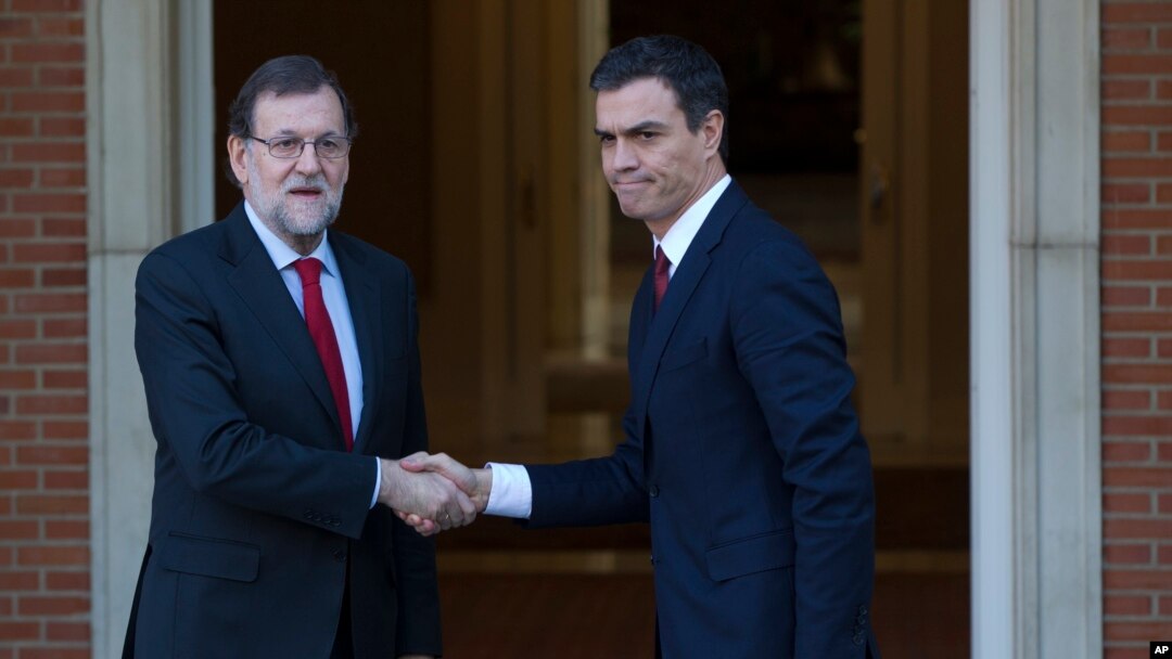El actual presidente del gobierno español, Mariano Rajoy (izquierda) y el líder socialista, Pedro Sánchez, sostuvieron la primera reunión en busca de un gobierno en coalición.