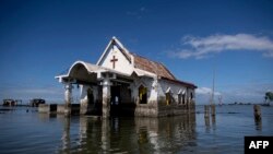 Sebuah kapel dikepung air pasang laut di Sitio Pariahan, Bulacan, utara Manila, 11 Januari 2019. Wilayah utara Manila, seperti provinsi Pampanga dan Bulacan telah tenggelam antara 4-6 sentimeter per tahun sejak 2003. (Foto: AFP)