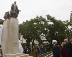 A statue of former US President Woodrow Wilson is unveiled in Prague, Czech Republic, Oct. 5, 2011.