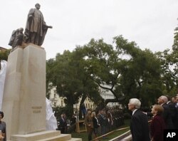 A statue of former US President Woodrow Wilson is unveiled in Prague, Czech Republic, Oct. 5, 2011.