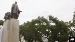 A statue of former US President Woodrow Wilson is unveiled in Prague, Czech Republic, Oct. 5, 2011.