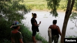 En la foto de archivo Mujeres migrantes centroamericanas miran el Río Bravo cerca del Puente Internacional Brownsville-Matamoros donde acampan cerca, en la frontera entre Estados Unidos y México en Matamoros, Tamaulipas, México.