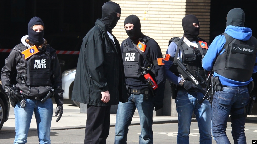 Polisi Belgia melakukan patroli di luar stasiun Gare du Midi pasca serangan teror di Brussels, Selasa (22/3).