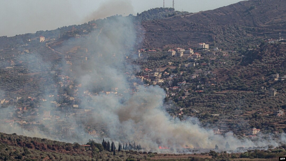 Asap mengepul dari lokasi yang menjadi sasaran militer Israel di desa perbatasan selatan Lebanon, Kafr Kila, pada 29 Juli 2024. (Foto: AFP)